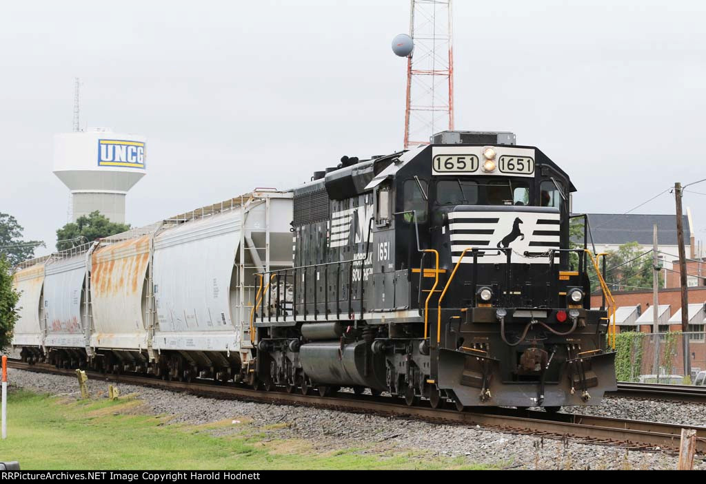 NS 1651 powers the A&Y job down the lead towards Elm